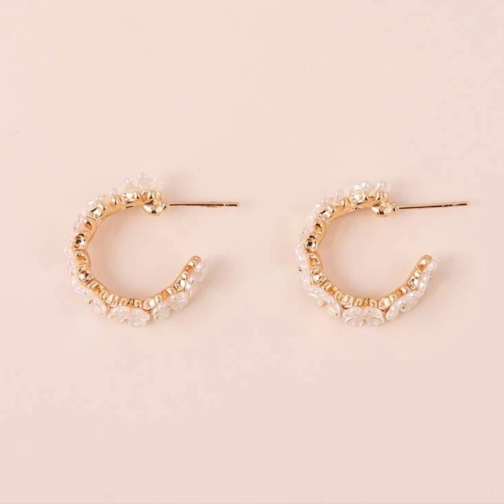 🌼🌼NEW🌼🌼VERY PRETTY!! Irridecent Flower Hoop Earrings in GOLD - Picture 3 of 16